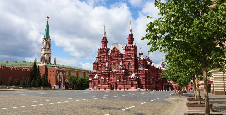 Посадка крупномерных лип на территории Красной площади вдоль здания «ГУМ»