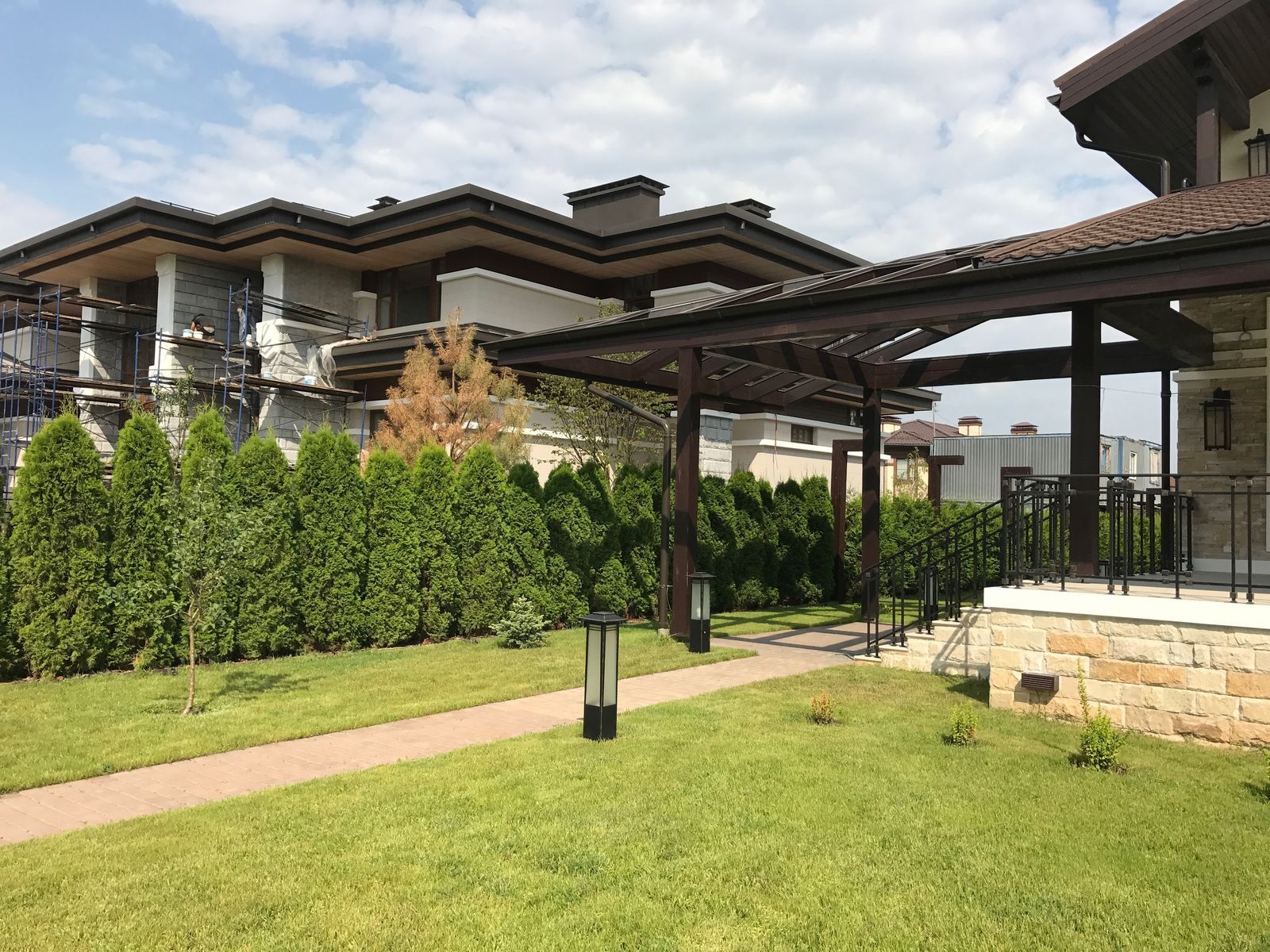 Влияет ли ландшафтный дизайн на стоимость загородных домов и коттеджей?